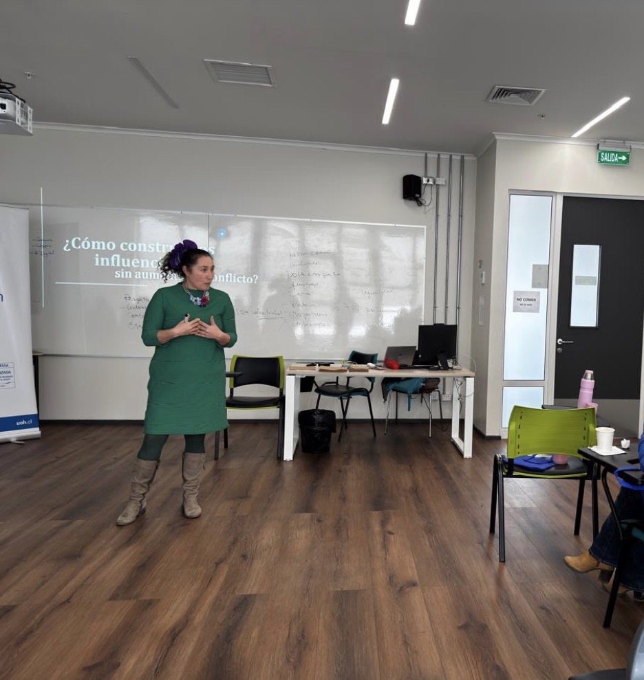 Valeria Paz Vásquez facilitando un taller frente a la pregunta ¿Cómo construir influencia sin aumentar el conflicto?