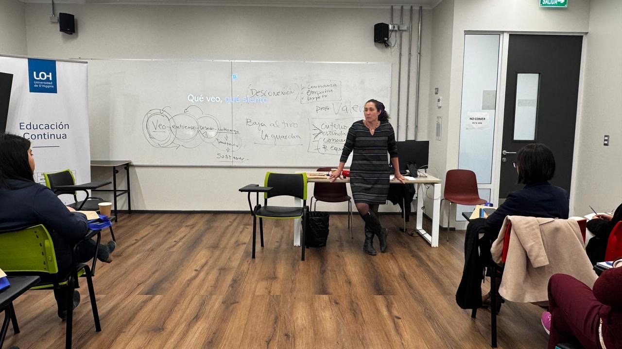 Participantes trabajando durante una sesión facilitada por Franca Paz